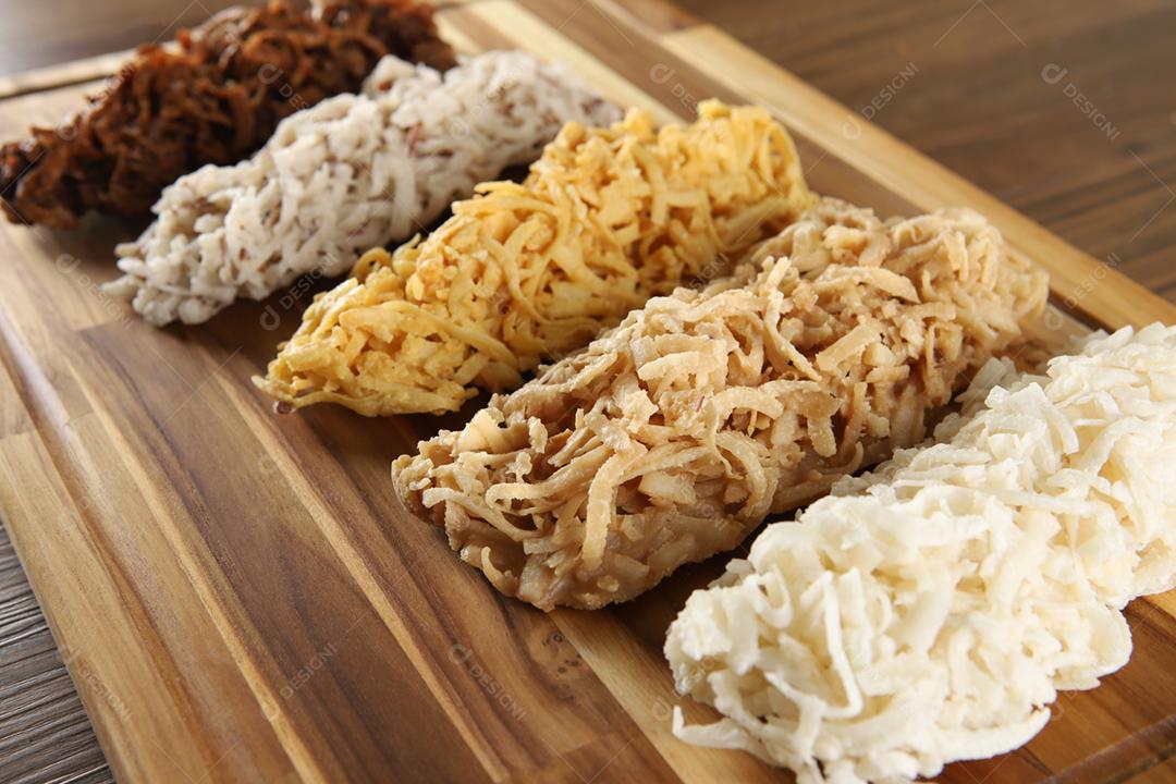 Cocada, doce de coco. Composição em fundo de madeira