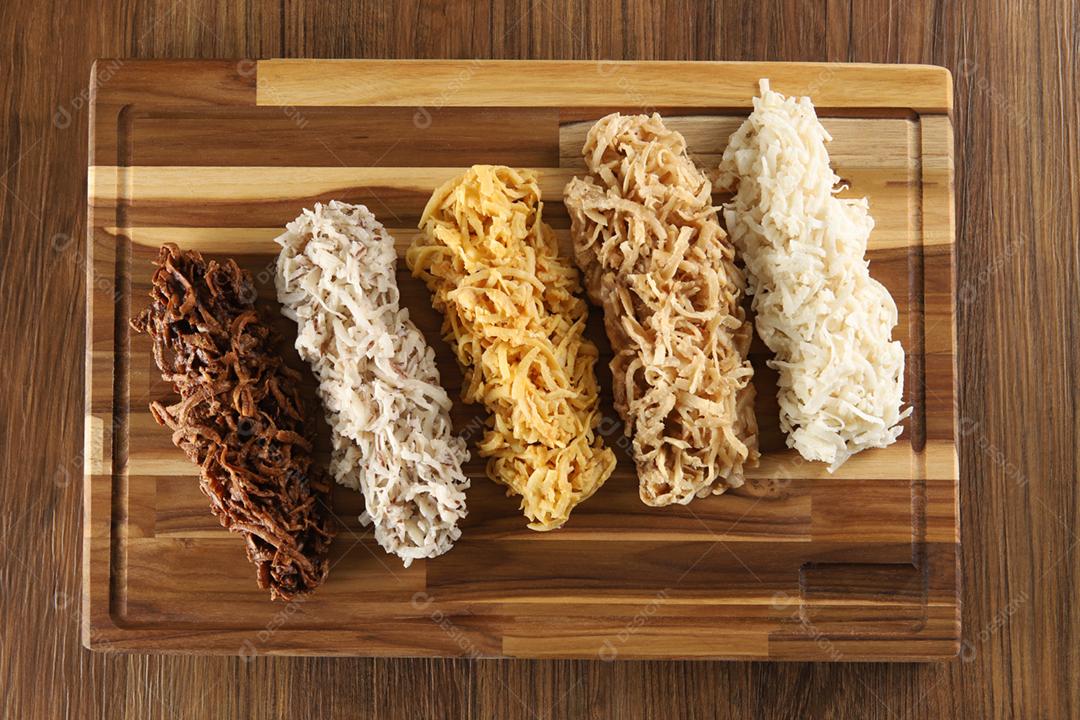 Cocada, doce de coco. Composição em fundo de madeira