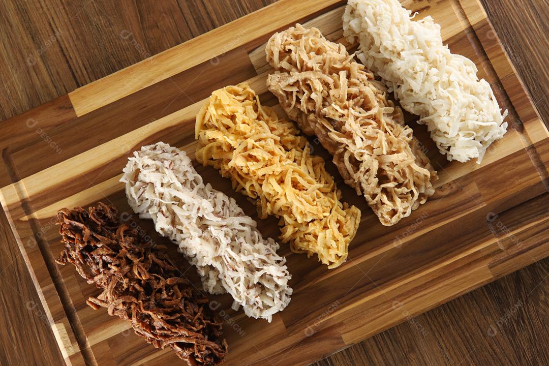 Cocada, doce de coco. Composição em fundo de madeira