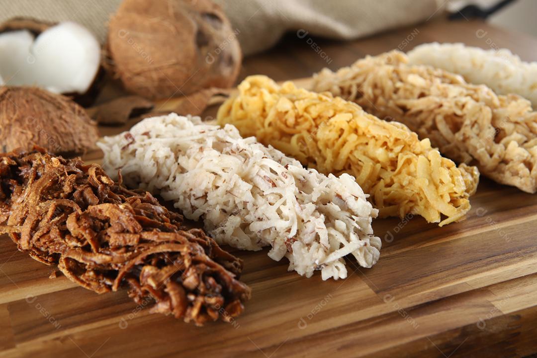 Cocada, doce de coco. Composição em fundo de madeira