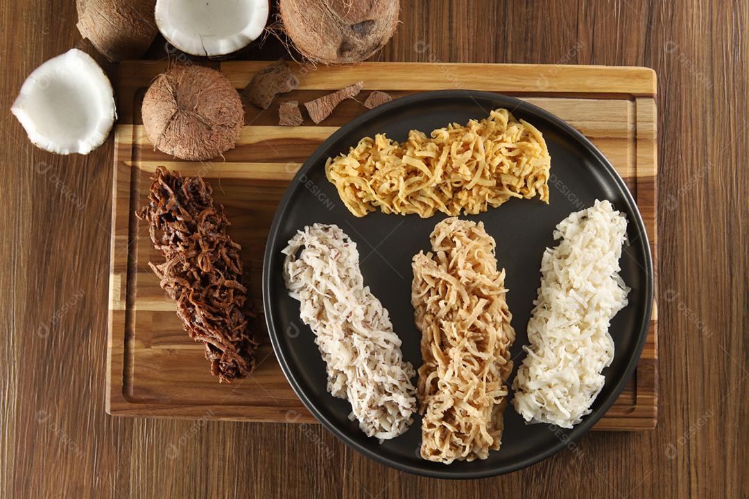 Cocada, doce de coco. Composição em fundo de madeira