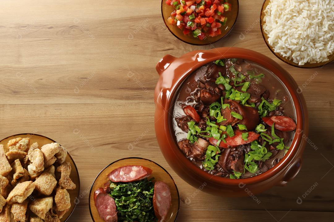 Feijoada, comida brasileira em fundo de madeira. Vista superior com spa