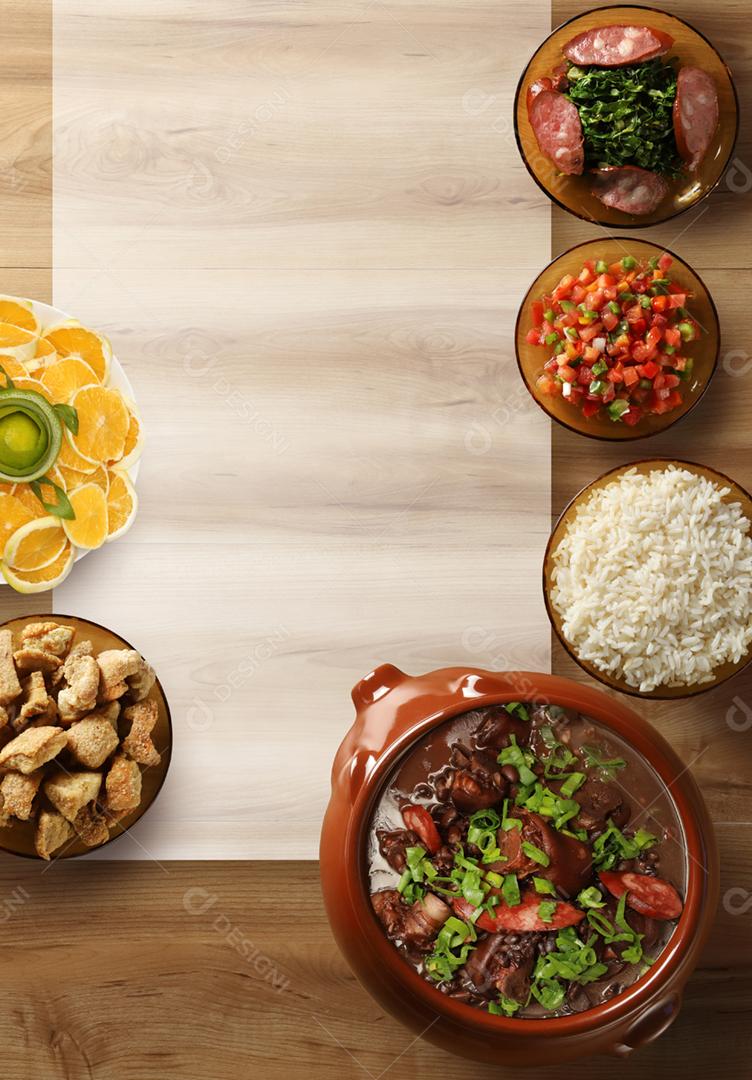 Feijoada, comida brasileira em fundo de madeira. Vista superior com spa