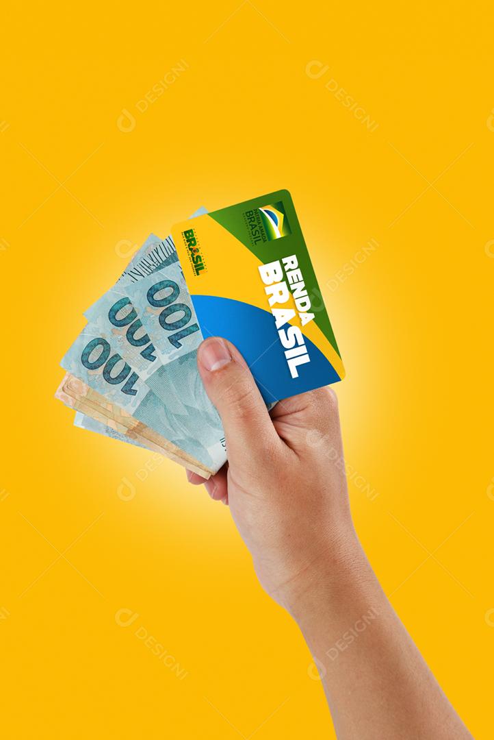 Curitiba, Paraná, Brasil, 06 de setembro de 2020. Mão brasileira segurando cartão e dinheiro do novo programa de ajuda popular chamado Renda Brasil. Novo auxílio emergencial e bolsa família. Fundo da bandeira.