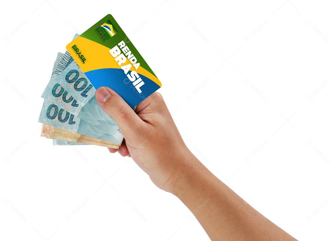Curitiba, Paraná, Brasil, 06 de setembro de 2020. Mão brasileira segurando cartão e dinheiro do novo programa de ajuda popular chamado Renda Brasil. Novo auxílio emergencial e bolsa família. Fundo da bandeira.