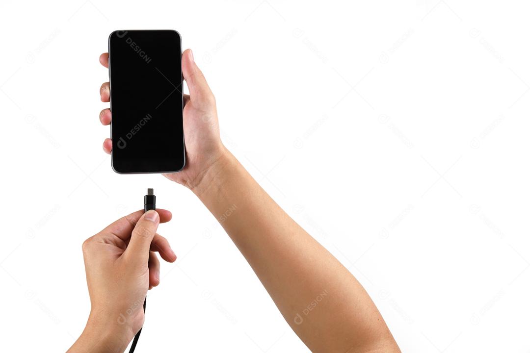 mão segurando o celular para conectar o carregador no fundo branco
