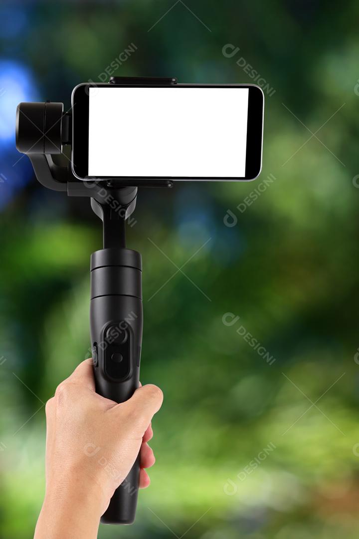 Gimbal. Jovem usando estabilizador para celular e filmando th