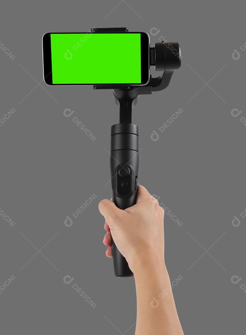 Homem filmando com um smartphone de tela em branco usando um estabilizador de cardan