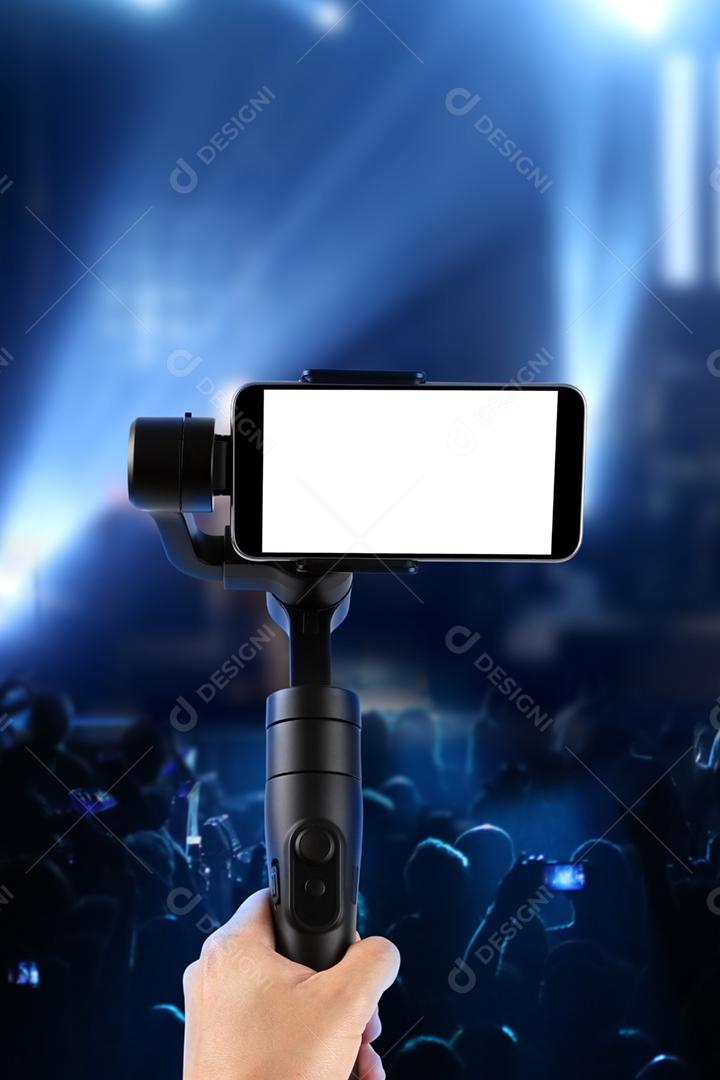 Homem filmando com um smartphone de tela em branco usando um estabilizador de cardan