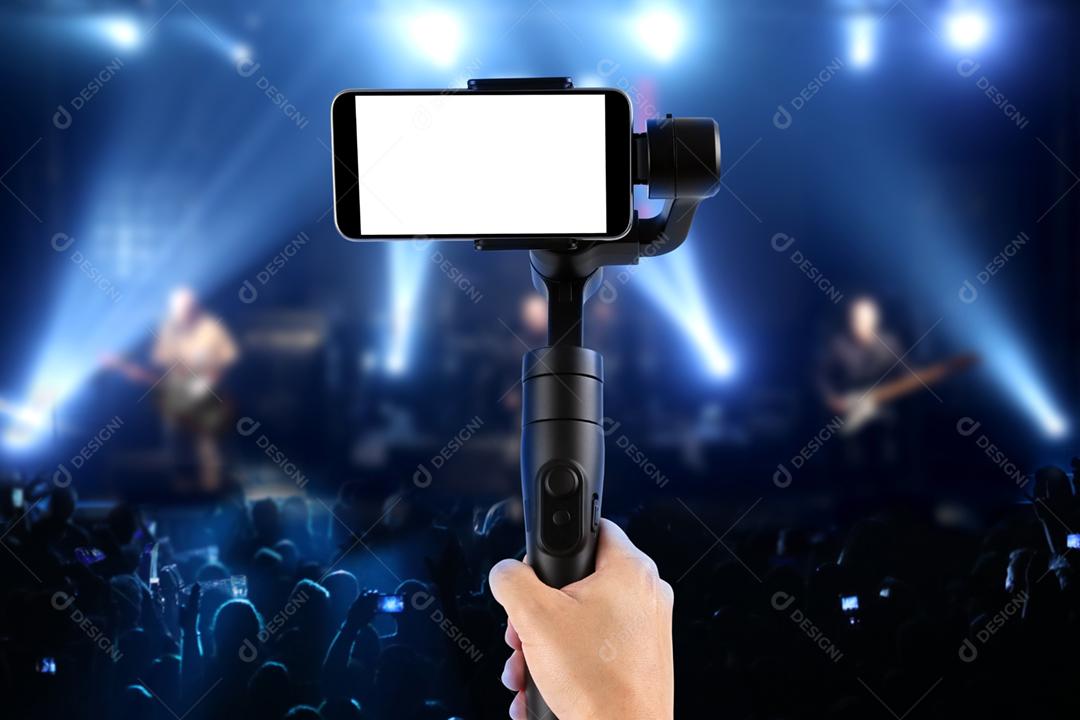 Homem filmando com um smartphone de tela em branco usando um estabilizador de cardan