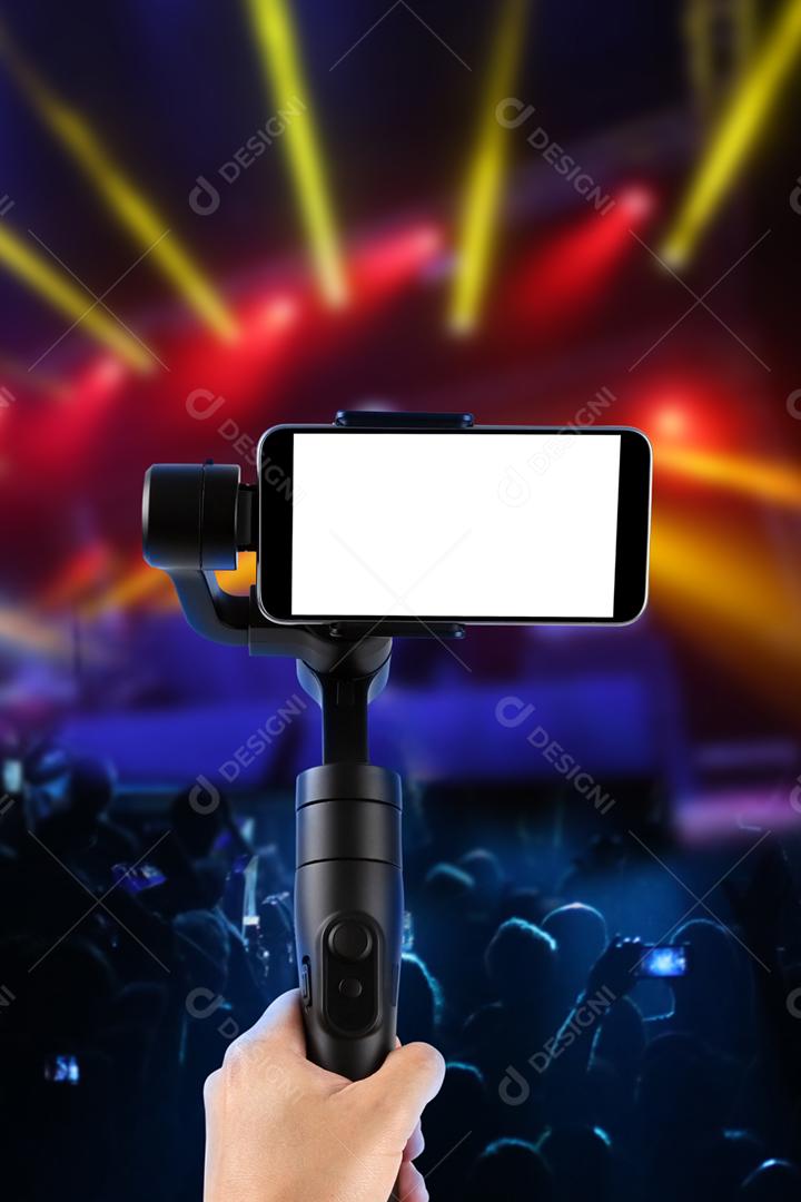 Homem filmando com um smartphone de tela em branco usando um estabilizador de cardan