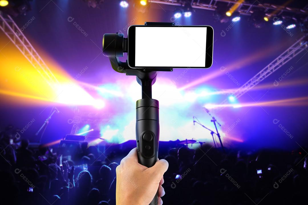 Homem filmando com um smartphone de tela em branco usando um estabilizador de cardan