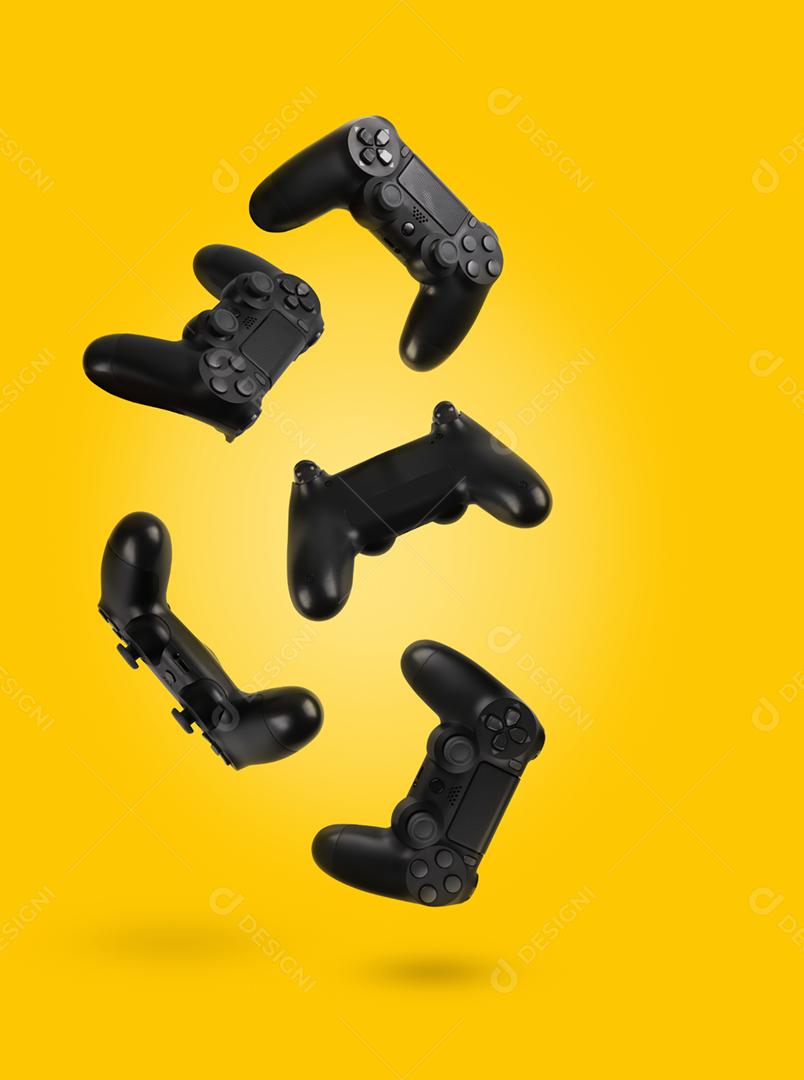 controladores de videogame isolados em um fundo de cor amarela