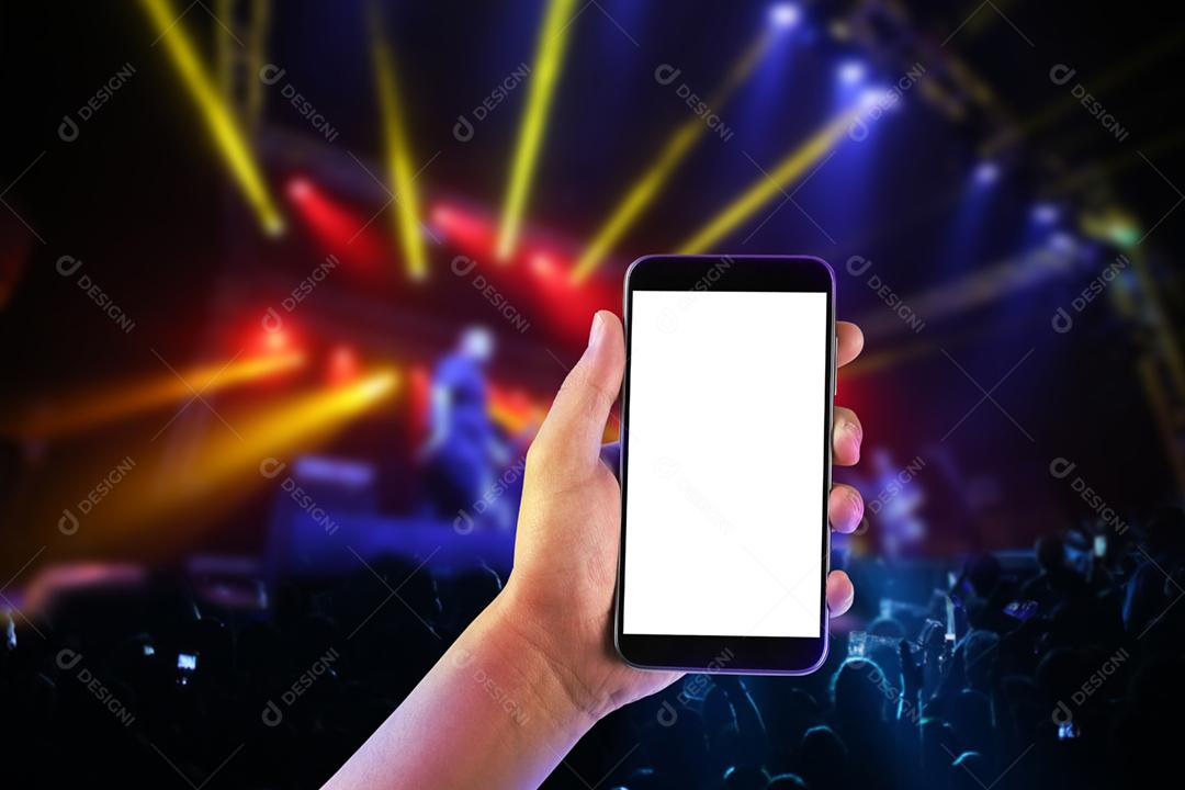 Mão com smartphone grava festival de concertos de música ao vivo