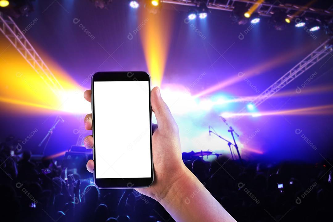 Mão com smartphone grava festival de concertos de música ao vivo