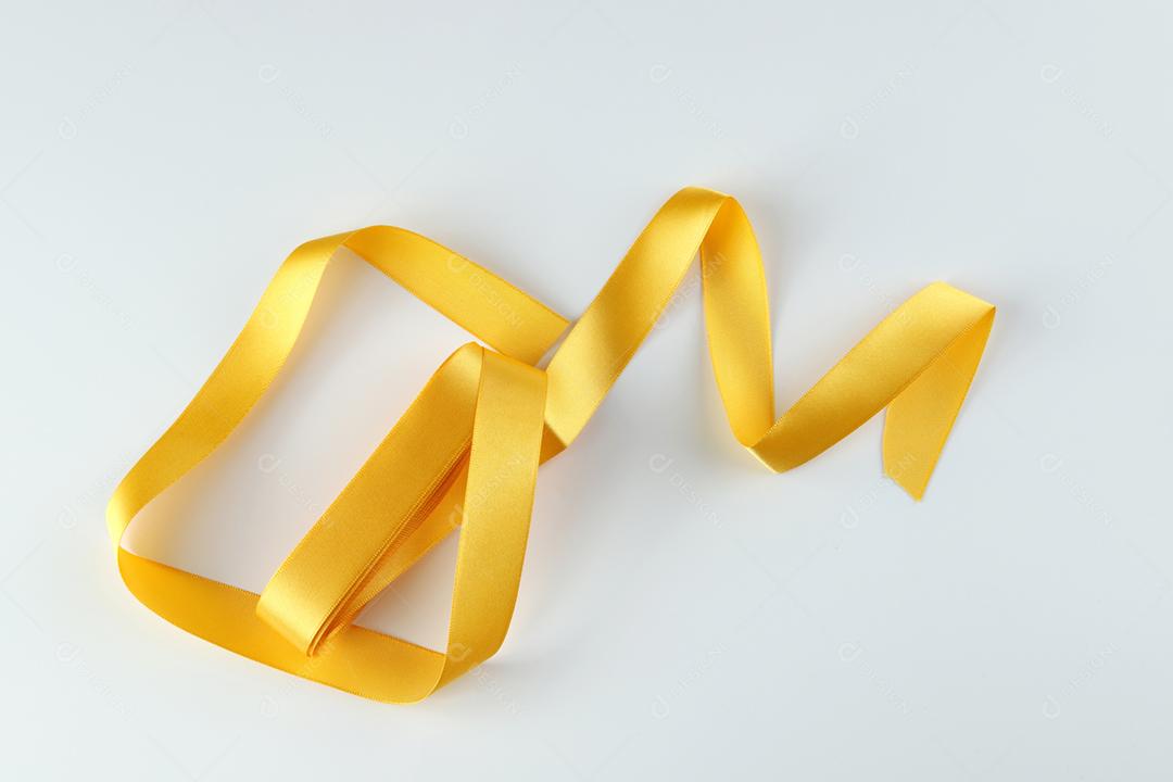 Dia Mundial da Prevenção do Suicídio com fita amarela em um backg branco