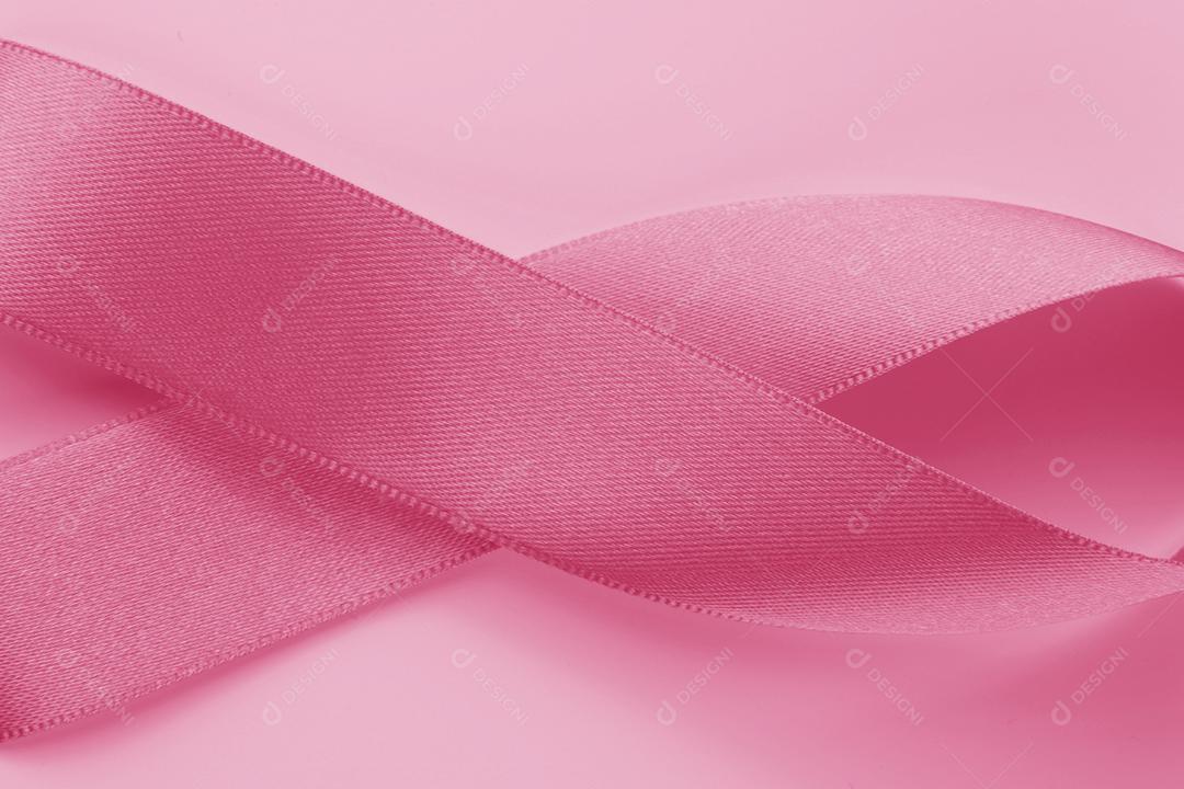 Forma de fita rosa doce em papel de fundo rosa para câncer de mama