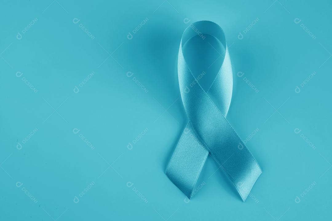 Fita azul no fundo. Mês de conscientização do câncer de próstata. Azul