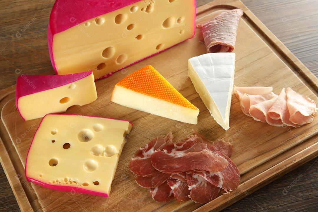 Queijo, presunto de parma, lombo e linguiça com azeitonas na boa de madeira