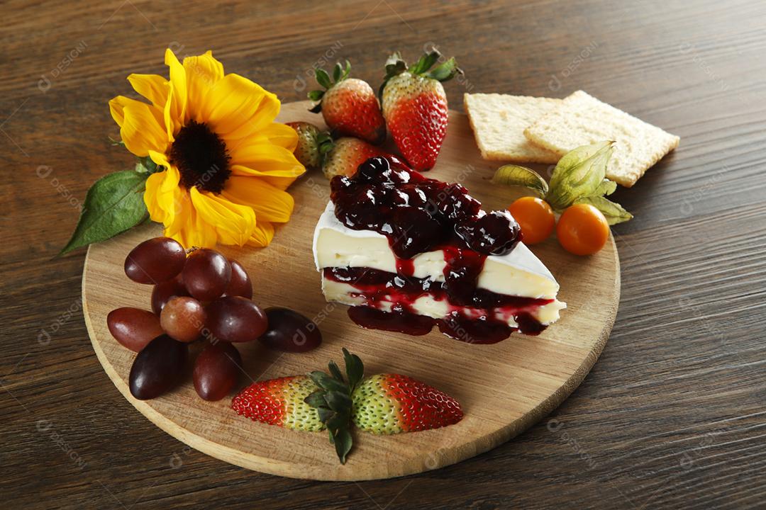 Queijo Brie com geleia de frutas vermelhas