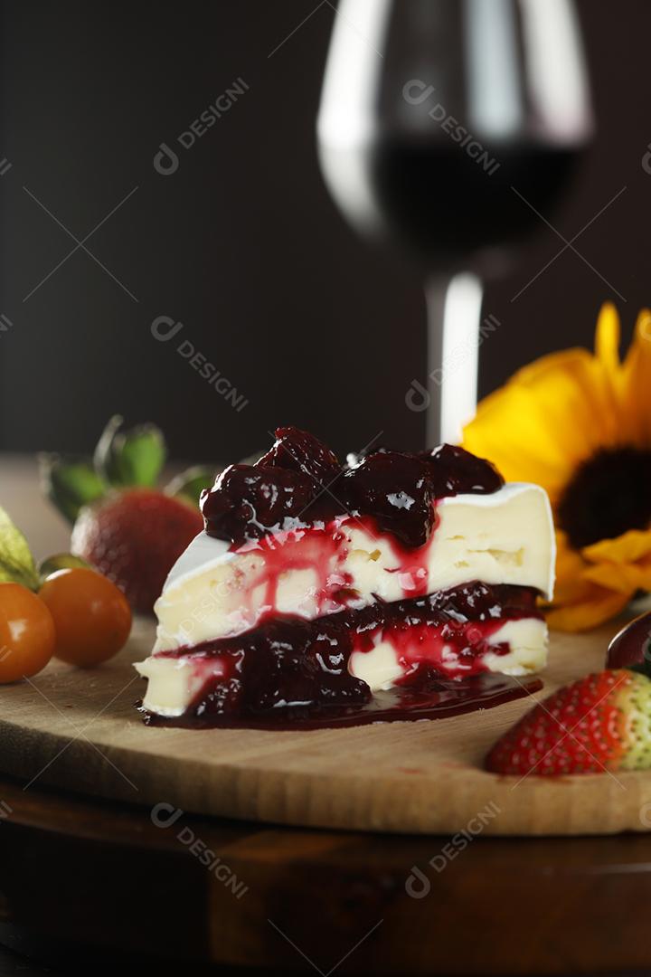 Queijo Brie com geleia de frutas vermelhas