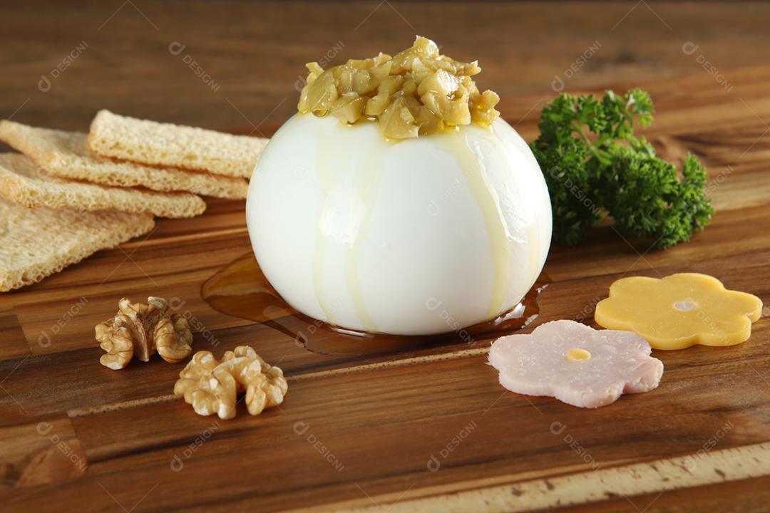 Burrata de queijo recheada com massa fresca de mussarela e fermentada