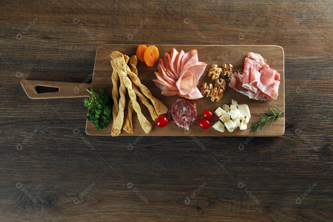 Queijo, presunto de parma, salame, lombo, linguiça com azeitonas e especiarias