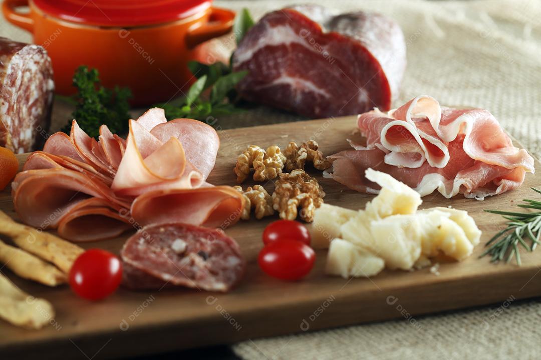 Queijo, presunto de parma, salame, lombo, linguiça com azeitonas e especiarias