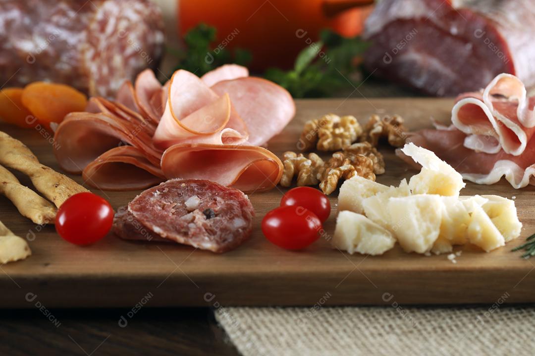 Queijo, presunto de parma, salame, lombo, linguiça com azeitonas e especiarias