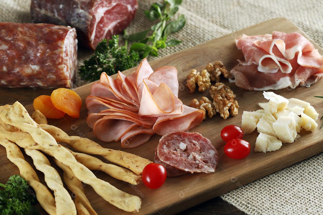 Queijo, presunto de parma, salame, lombo, linguiça com azeitonas e especiarias