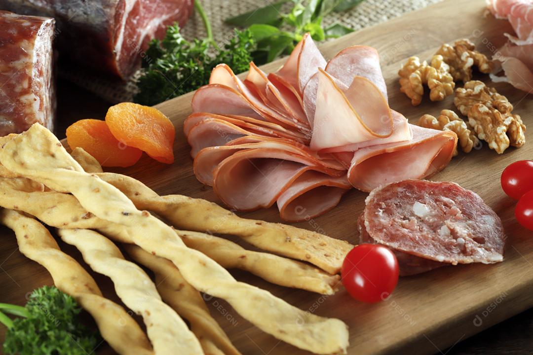 Queijo, presunto de parma, salame, lombo, linguiça com azeitonas e especiarias