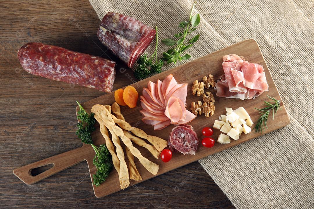 Queijo, presunto de parma, salame, lombo, linguiça com azeitonas e especiarias