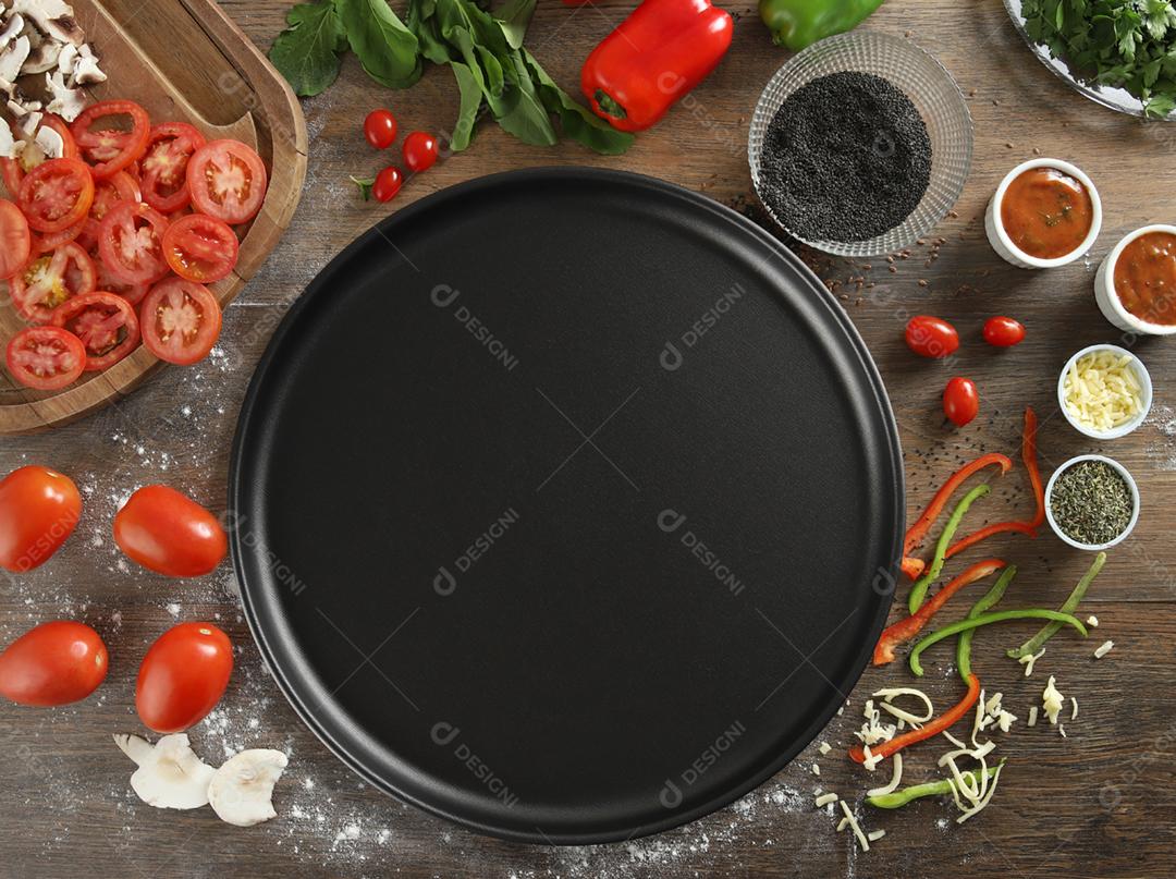 Forma de pizza com ingredientes ao redor