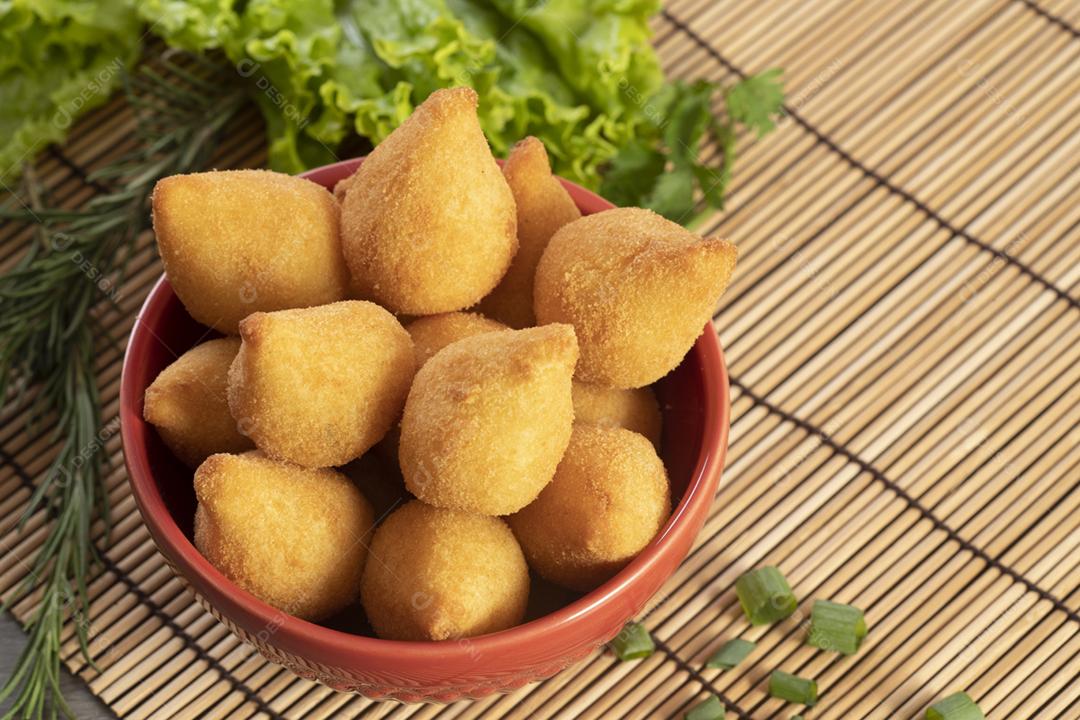 Coxinha de frango, petisco brasileiro