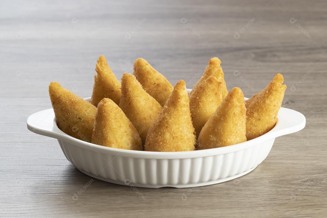 Coxinha de frango, petisco brasileiro