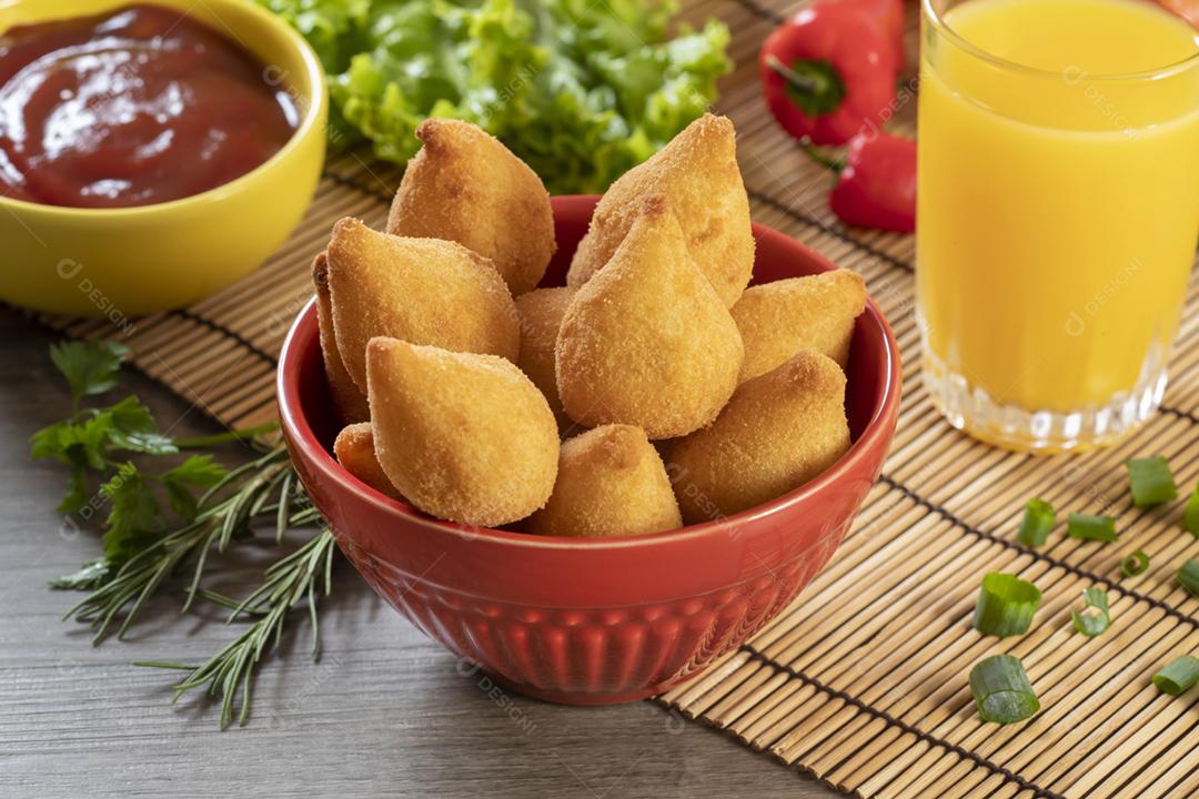 Coxinha de frango, petisco brasileiro