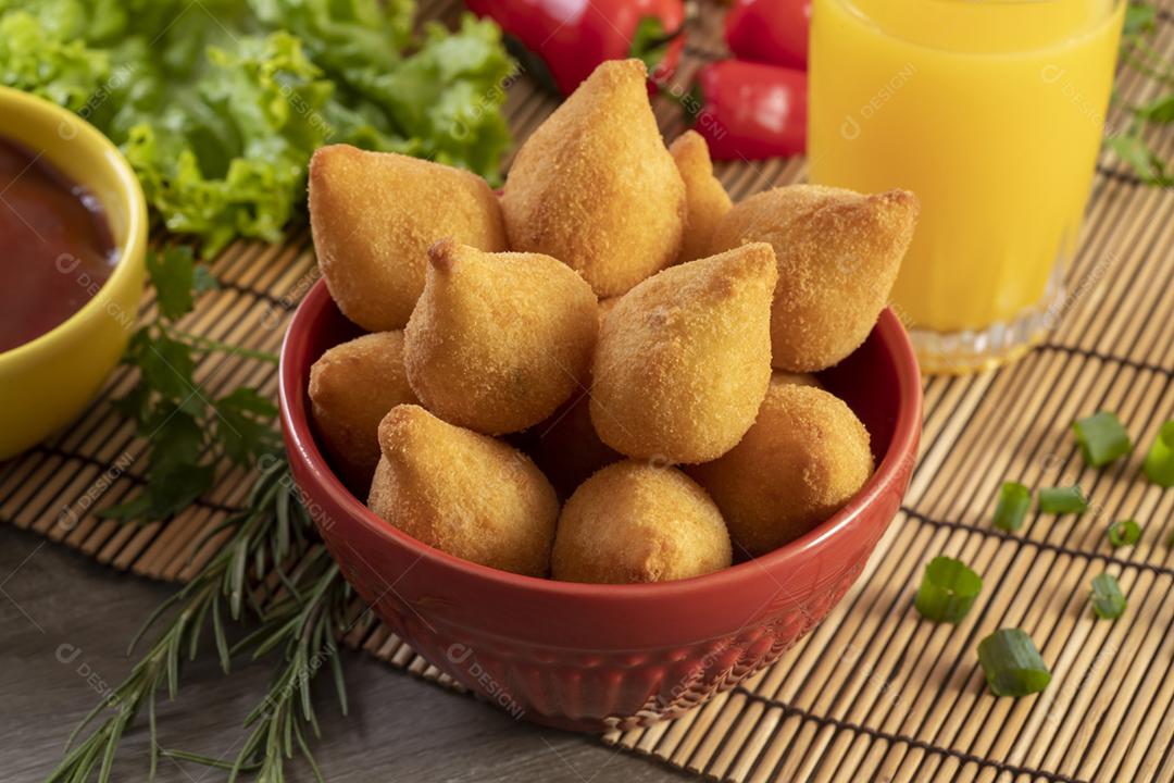 Coxinha de frango, petisco brasileiro