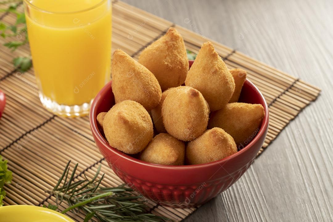 Coxinha de frango, petisco brasileiro