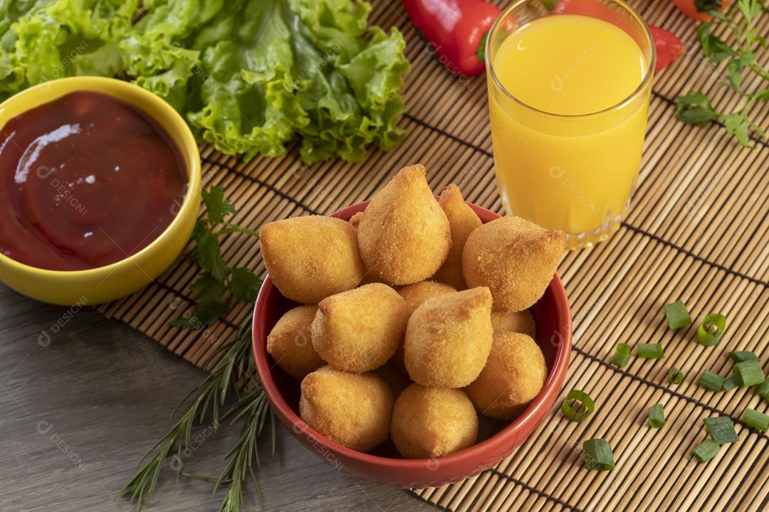 Coxinha de frango, petisco brasileiro