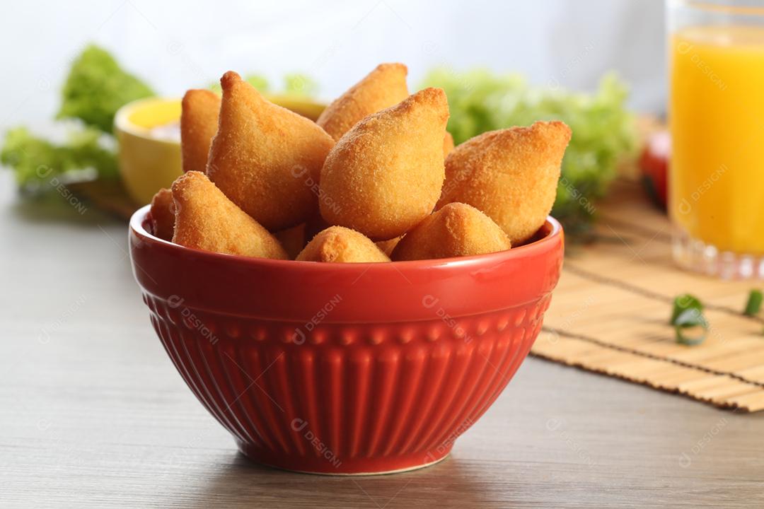 Coxinha de frango, petisco brasileiro