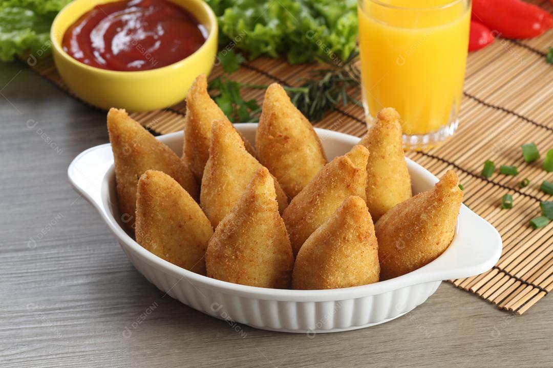 Coxinha de frango, petisco brasileiro