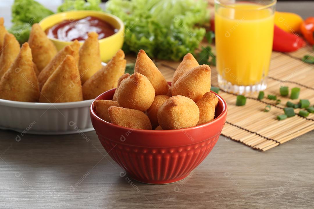 Coxinha de frango, petisco brasileiro