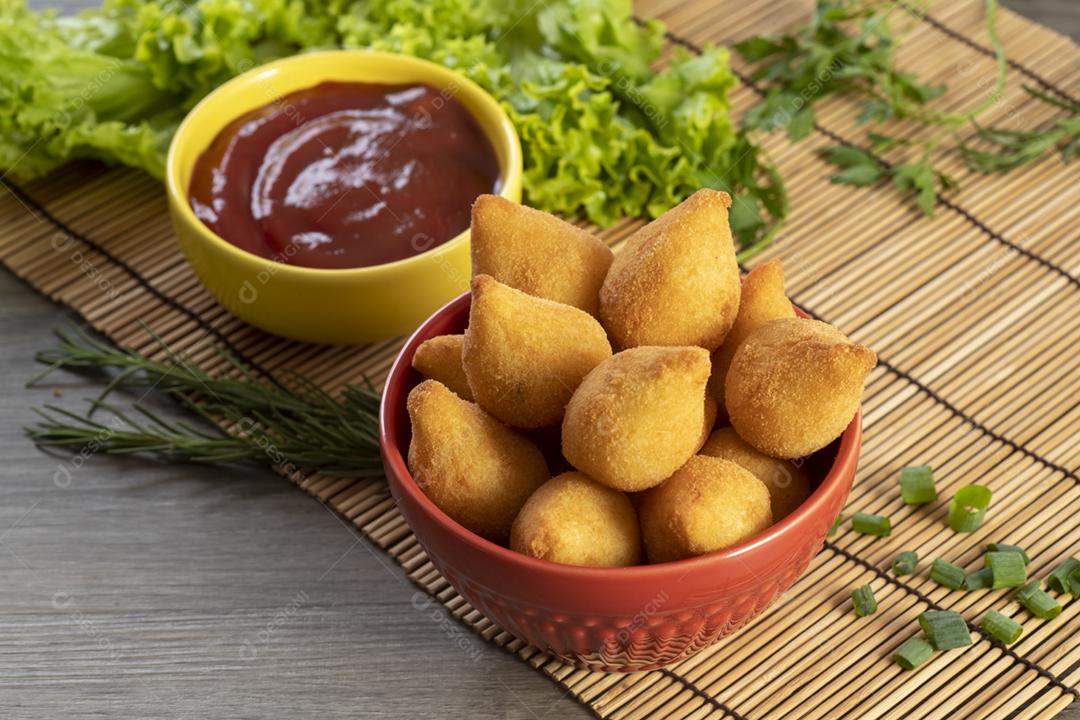 Coxinha de frango, petisco brasileiro