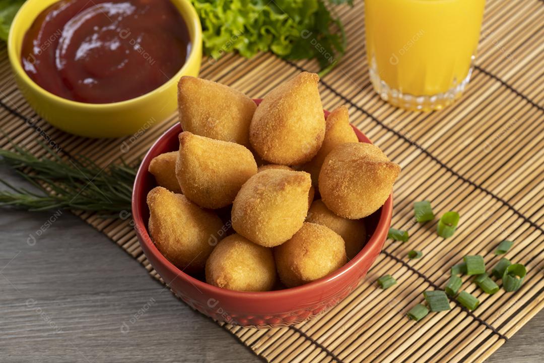 Coxinha de frango, petisco brasileiro