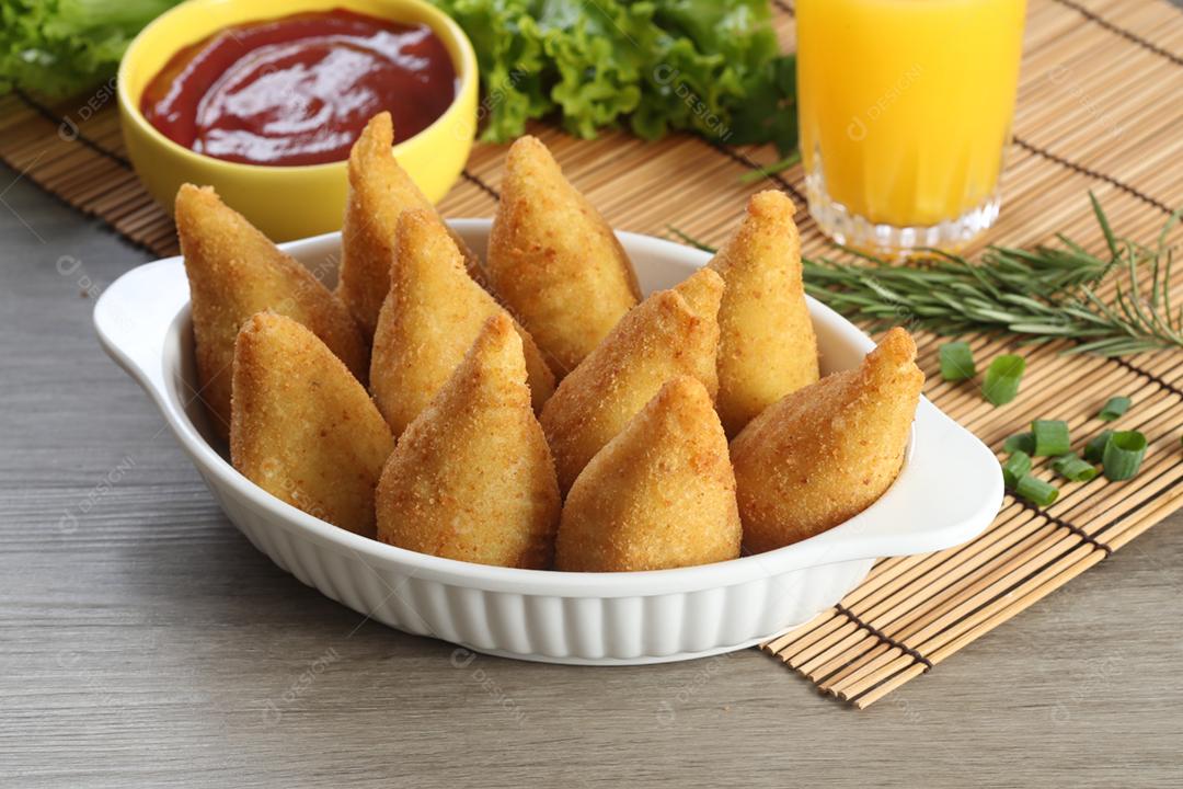 Coxinha de frango, petisco brasileiro