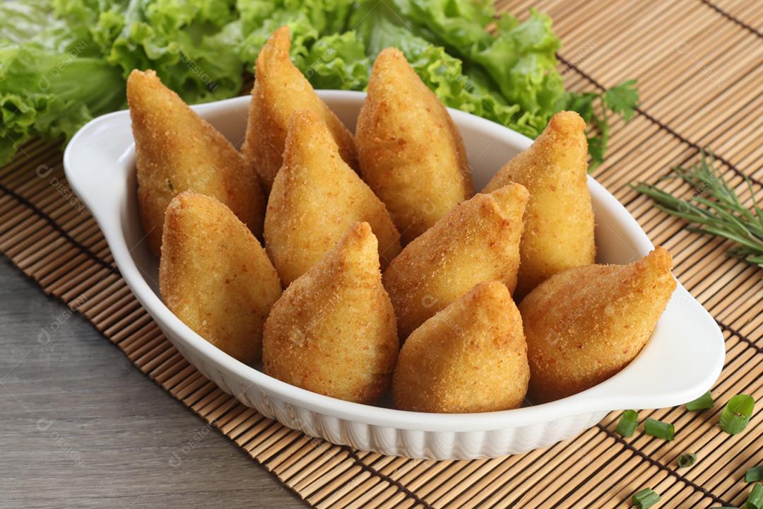 Coxinha de frango, petisco brasileiro