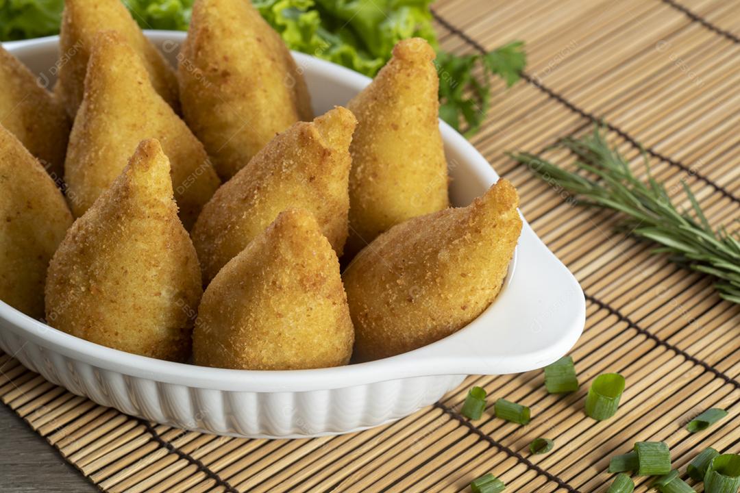 Coxinha de frango, petisco brasileiro