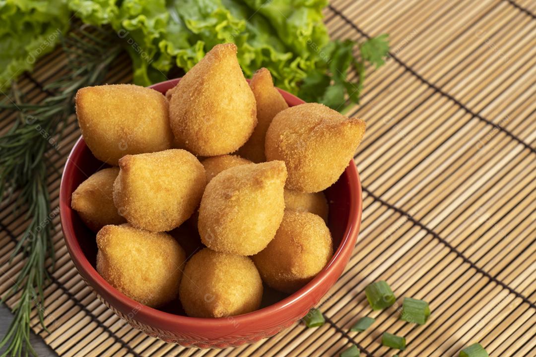 Coxinha de frango, petisco brasileiro