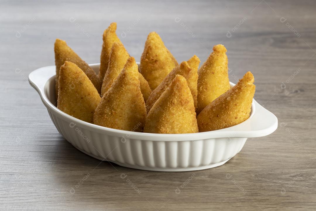 Coxinha de frango, petisco brasileiro