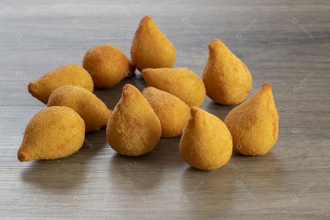 Coxinha de frango, petisco brasileiro